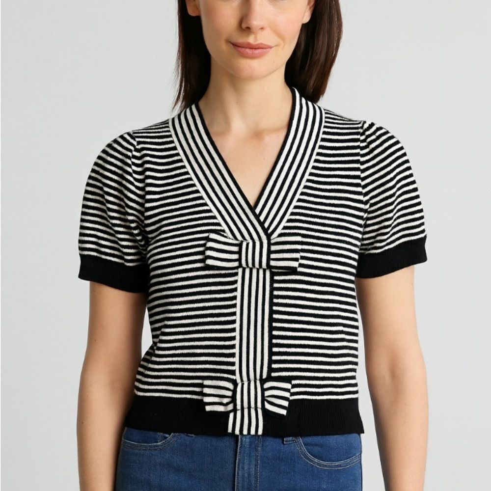 Threaded Leaf Striped Black/White Knit V-Neckline Short Sleeve Women’s Top Sz S